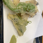 寿司久 - カラっと揚がった美味しい天ぷらです♬︎❀青紫蘇イカ巻き❀舞茸❀…ささげ豆？だったかな？