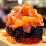 大衆酒場スタンド マルカツ - 海鮮こぼれ寿司(680円)