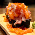 大衆酒場スタンド マルカツ - 海鮮こぼれ寿司(680円)