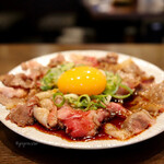 大衆酒場スタンド マルカツ - 国産牛レアしゃぶタタキ(780円)