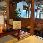 うな勇 - コロナ禍とあって広い店内はお客様の間をあけて小上がりに案内されました。
