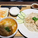 タイ料理 サワディーカー - カオマンガイとトムヤムクンラーメンのセット