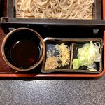 稲廼家 - ミニ丼セット（冷たいそば、ミニカレー丼） ¥1,050 の薬味、つゆ
