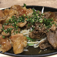 十勝ハーブ牛焼肉 MONMOM - ホルモンと焼肉の盛り合わせ