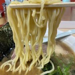 北里家 - 麺は酒井製麺製の中太麺で、心なしか少し細め