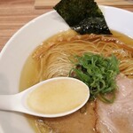 Ramen Nijiiro - 飴色に色づいているのは煮干油のはず。