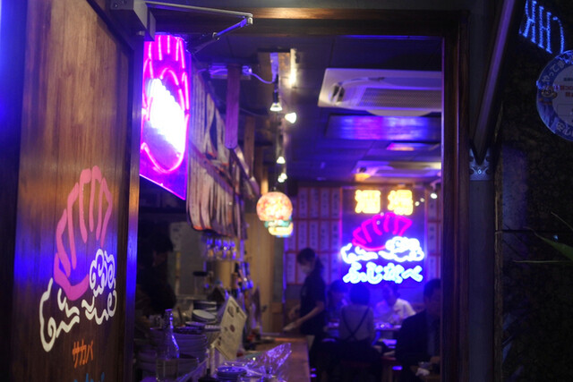 ネオンが眩しいネオ大衆居酒屋 そして現代的な餃子屋さん By ソルティー塩味 餃子とおでん酒場ふじなべ 梅田店 中崎町 居酒屋 食べログ ネオンが眩しいネオ大衆居酒屋 そして現代的な餃子屋さん By ソルティー塩味 餃子とおでん酒場ふじなべ 梅田店 中崎町 居酒屋 食べログ