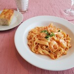 クッチーナ イタリアーナ ヨシノ - ランチパスタ（タリアテッレ·小エビのトマトクリームソース）とフォカッチャ