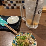 鯨の胃袋 - 紀州梅干サワーstart！お通しも豪華。