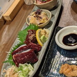 鯨の胃袋 - 一人前できるとくじら盛り合わせ注文！美味いわぁ♡さえずりヤバい！