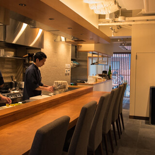 カウンター席は臨場感溢れる特等席。大人空間で過ごす至福の時間