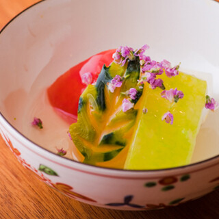 伝統的な日本料理の技法に、各国の調理法を柔軟に取り入れた一皿