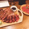 炭火バル 神田岩本町style - 肉3種盛合せ［2790円］、生ハム  ハーフ＆ハーフ［690円］