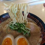 博多長浜ラーメン 夢街道 - 麺リフトアップ