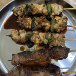 味よし 焼鳥 - ひな肉と豚レバー。どっちもタレ