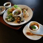 シンパ カフェ - 房総のお野菜が楽しめる「健康ランチプレート」。デザートの「豆乳ブリュレ」。