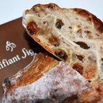 シニフィアン シニフィエ - レーズン＆くるみのチャバタ　断面