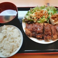ブルーキッチン 堺筋本町店 - たっぷりのサラダに肉みそ乗せ冷奴、あっさりお吸い物とおかわりOKのご飯付き！ビーフデミカツ定食880円