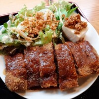 ブルーキッチン 堺筋本町店 - 黒毛和牛ロース肉を使用した香ばしいミルフィーユカツレツ、自慢の自家製デミグラスソースが合う！