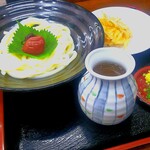 手打の味 小泉 - ひやひやうどん(¥400)
      ごぼう天(¥100)