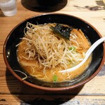 ヨシベー - 醤油ラーメン・味付白ネギトッピング