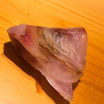 すが弥 - フエ鯛の背中側。一週間の熟成を経て、豊潤な香りが立ち上がります