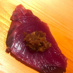 すが弥 - 鰹の二切れ目に薬味のオカカを乗せたところ