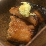 すが弥 - 鰻を炙って脂を落とし、実山椒で有馬煮に仕立てます