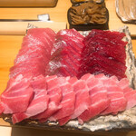 すが弥 - 四種のマグロの顔見せです。今夜は三厩と塩釜でした