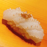 すが弥 - 白イカ。丁寧な切り込みを入れた皮目を軽く炙り、松笠風に仕立てます