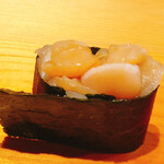 すが弥 - 北海道の小柱。殻付きで仕入れて自家剥き。青混ぜの海苔の香りが好き