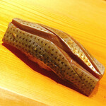 すが弥 - 小肌ですが、サイズとしてはナカズミとのこと。塩と砂糖で締め、酢締めで一週間