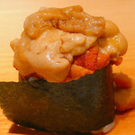 すが弥 - 天草の赤ウニと根室の馬糞ウニ。こぼれ落ちそうです