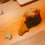 すが弥 - 天草の赤ウニがこぼれ落ちてしまいました。もちろんツマミでいただきます