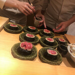 すが弥 - 太巻きの端っこはお若い男子に譲ります