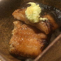 すが弥 - 鰻を炙って脂を落とし、実山椒で有馬煮に仕立てます