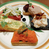 リザラン 新橋店 - 赤パプリカのムースと雲丹
                季節野菜のトルティージャ(冷製)
                ズッキーニのマリネとマンチェゴチーズ
                いぶりがっこロシアンポテトサラダ
                フォワグラと鶏レバーのムース