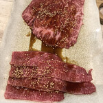 黒毛和牛食べ放題Z - 上が大判ロースタレ　下がブリスケタレ