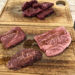 黒毛和牛食べ放題Z - 上がランプ塩　下が　赤身　クラシタ　サーロイン　塩