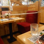 コメダ珈琲店 - お一人様用席にてモジモジ待つ