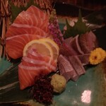 晴れ家 - サーモン刺身、イサキ刺身