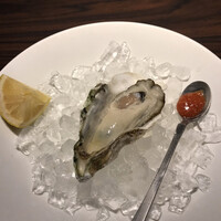 KAZAN - スペシャルフルコースランチ７０１８円。キャッツアイオイスター。豊潤な味わいの、とても美味しい生牡蠣です（╹◡╹）