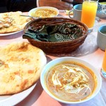 Dhipu Jothi - チキンカレー中辛をナンでいただきます。