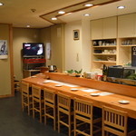 喜楽屋 - 入口から左手を撮影。ご自慢（？）のテレビがほぼ全席から見えます。近日中にスピーカーの配線やら何やらでどこの席でも音声がくっきり聞こえるようになるようですよ。