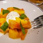 アンティーカ・ピッツェリア・ダ・ミケーレ - 季節の果物（黄桃）のカプレーゼ