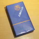 Otsuna Sushi - 落ち着いた中に華やかさのある、紫紺のパッケージ。お土産としても気品がある