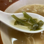 おもだかや - おもだかやさんといえば、この「茎わかめ」コリコリ食感と、スープに旨味をプラス。