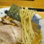 麺屋　新三 - 麺は太く腰がバッチリ感じられ、濃厚な魚介豚骨スープに馴染んでウマー！