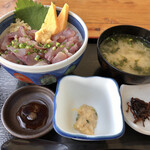真鶴 魚座 - アカゼムロ鯵丼 1,650円(税別表示)
