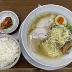 katanokinsei - 「こだわりの塩」ラーメン　ご飯は中